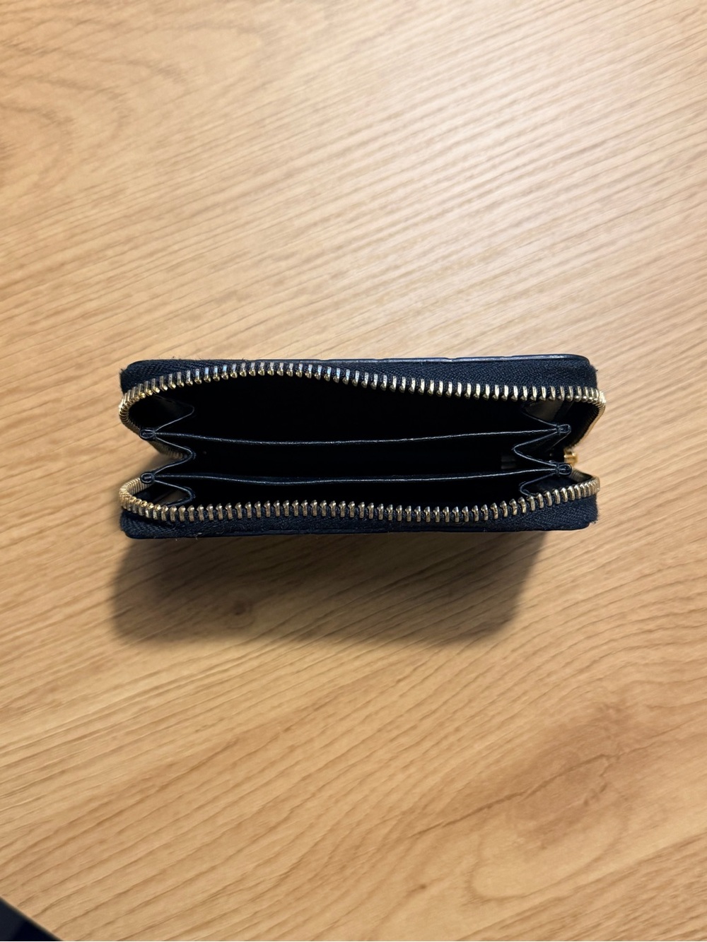 Gucci Black GG Embossed Leather Zip wallet - Picture 3 of 3